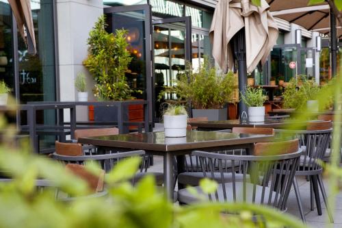 Hotel Indigo Berlin - East Side Gallery — Garden view