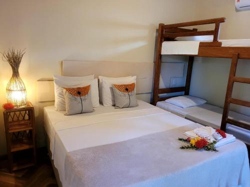 a bedroom with two bunk beds with flowers on it at Pousada Raízes na Vila de Barra Grande in Marau