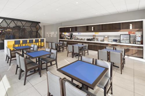 ナッシュビルにあるGLo Best Western Nashville Airportのテーブルと椅子とカウンターのあるレストラン