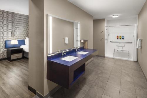 ナッシュビルにあるGLo Best Western Nashville Airportの洗面台が2つと大きな鏡があるバスルーム