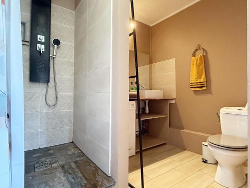 Koupelna v ubytování La Rosée Verte - Ville, Plage, Clim et Parking