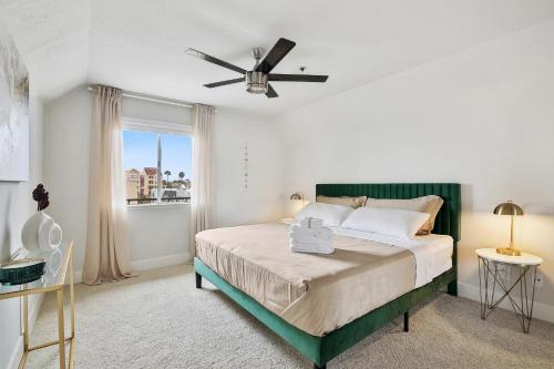 a bedroom with a bed with a ceiling fan at Modern 1BD in La Jolla Mountain City Views Free Parking in San Diego