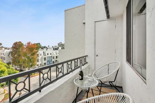 a balcony with two chairs and a table with a bottle of wine at Modern 1BD in La Jolla Mountain City Views Free Parking in San Diego
