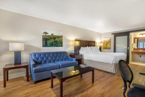 Ένα ή περισσότερα κρεβάτια σε δωμάτιο στο Dry Creek Inn MOD Collection by Sonesta