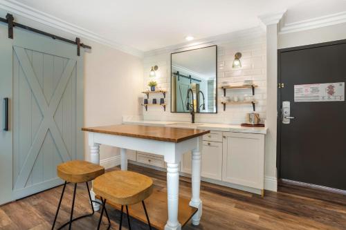 Η κουζίνα ή μικρή κουζίνα στο Dry Creek Inn MOD Collection by Sonesta