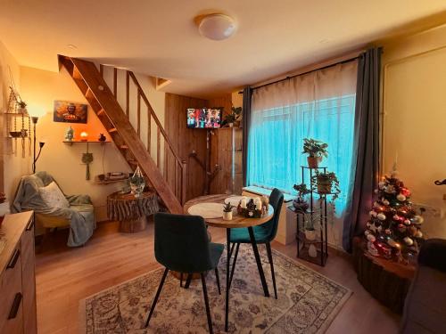パラードシャシュヴァールにあるLélekZug Mátraのリビングルーム(テーブル、クリスマスツリー付)