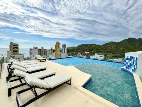 Swimmingpoolen hos eller tæt på Hermoso Apartasuite para estrenar Sky Tower-Rodadero