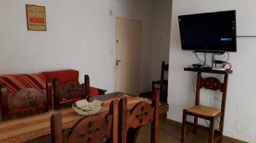 ein Wohnzimmer mit Sofa und Fernseher in der Unterkunft Lucaya in Miramar