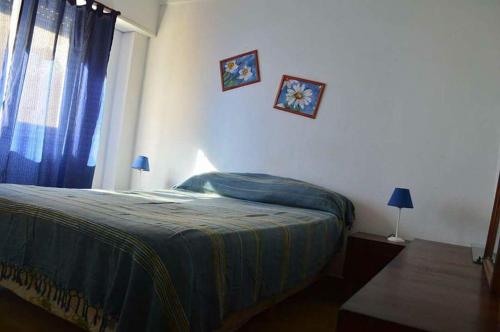 ein Schlafzimmer mit einem Bett und zwei Bildern an der Wand in der Unterkunft Lucaya in Miramar