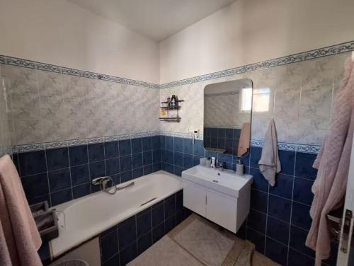 Ένα μπάνιο στο Confort appartement à côté de stade tanger