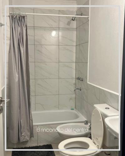 un bagno con un water, una vasca e un lavandino di El Rinconcito del Centro a Concepción del Uruguay