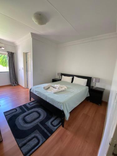 En eller flere senge i et værelse på Windhoek Safari Home