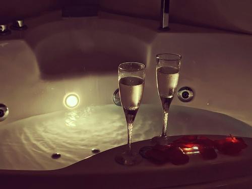 2 bicchieri di champagne in una vasca da bagno di La Maison di Luca a Verona