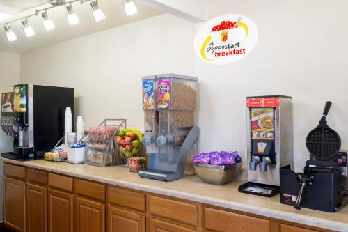 een aanrecht met wat eten erop bij Super 8 by Wyndham Marietta in Marietta