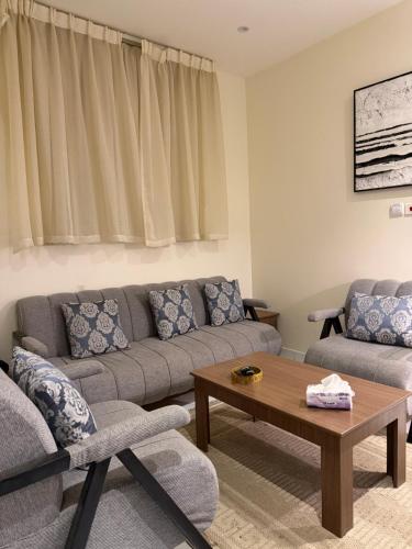 Ein Sitzbereich in der Unterkunft شقه فندقيه غرفة نوم وغرفة معيشه