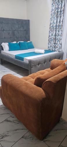 En eller flere senge i et værelse på Kevin's Homes