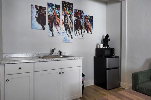 een keuken met een wastafel en een aantal foto's aan de muur bij The Belmont at PWC in Hot Springs