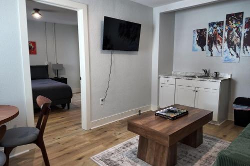 ein Wohnzimmer mit einer Couch und einem Tisch in einem Zimmer in der Unterkunft The Belmont at PWC in Hot Springs