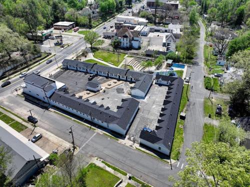 une vue aérienne d'un bâtiment avec un train dans l'établissement The Belmont at PWC, à Hot Springs