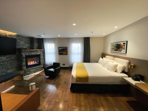 Postel nebo postele na pokoji v ubytování Hotel du Vieux Quebec