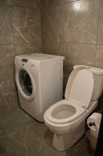 a white toilet and a washing machine in a bathroom at El Dorado in Mar del Plata