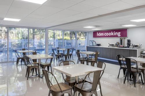 Un restaurant sau alt loc unde se poate mânca la HOM Hotel Gainesville, SureStay Collection by Best Western