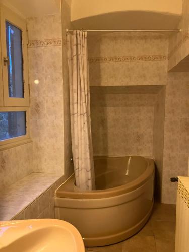 un bagno con vasca, WC e lavandino di Chateau d'Albon - Saint Andre d'Apchon a Saint-André-dʼApchon