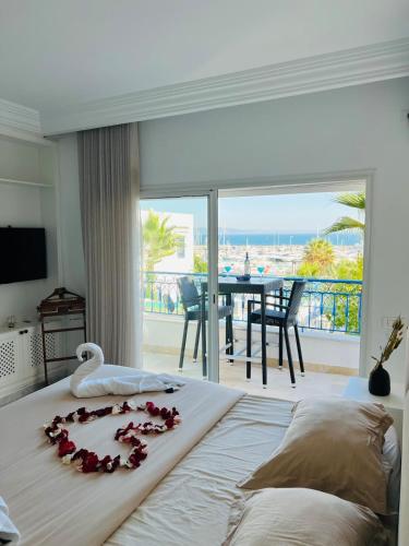 ein Schlafzimmer mit einem Bett mit einem Blumenarrangement darauf in der Unterkunft Paradiso in Sidi Bou Saïd