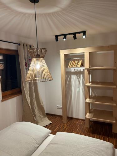 里茨勒恩Mazot - ganzes Ferienhaus的一间卧室配有一张带天花板和光线的床