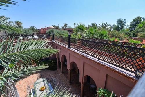 Vista aerea di un ponte con alberi e piante di Maison Ayda a Marrakech