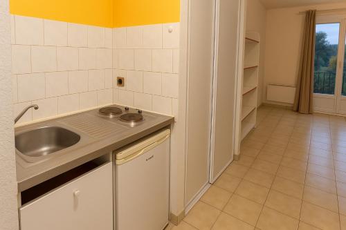 コルテにあるRésidence Talkinon - Saint Pancraceのシンクとカウンタートップのあるキッチン