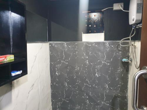 bagno con parete in marmo bianco e nero di Master's Homestay a Suva