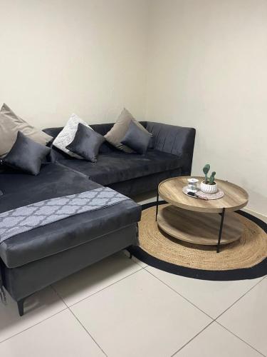 Et opholdsområde på Royaltics place - one bedroom with a pool