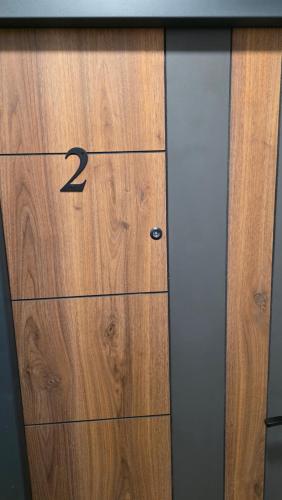 una cassettiera di legno con il numero due di Green Apartman a Veternik
