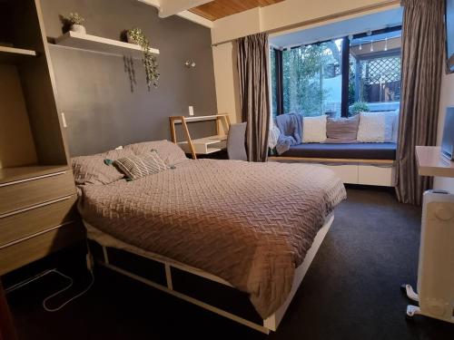 En eller flere senge i et værelse på Home on Hagley with Spa Pool & two car parks