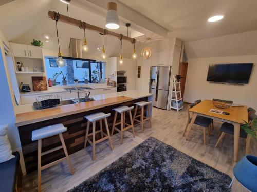 Køkken eller tekøkken på Home on Hagley with Spa Pool & two car parks