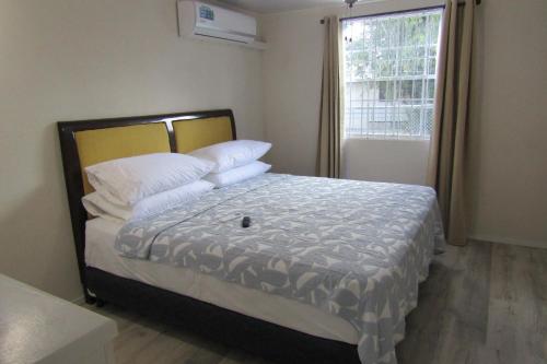 เตียงในห้องที่ 102 Batts Rock Beach Condos