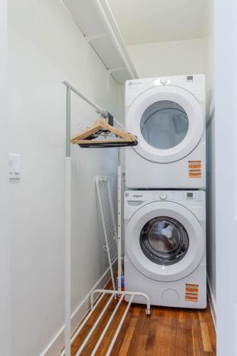 a laundry room with a washer and dryer at 4 - Berkeley Private Apartment with Parking & Laundry in Berkeley