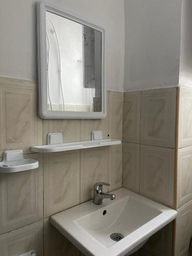 a bathroom with a sink and a mirror at Studio tres calme Quartier administratif Rabat in Rabat