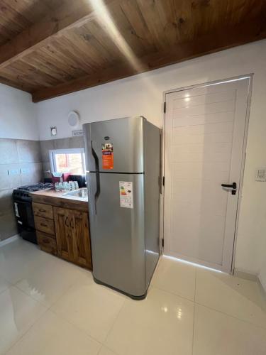 een keuken met een roestvrijstalen koelkast en een spoelbak bij Casa nicole2 in Ostende