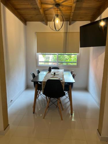 een eetkamer met een tafel en stoelen en een raam bij Casa nicole2 in Ostende