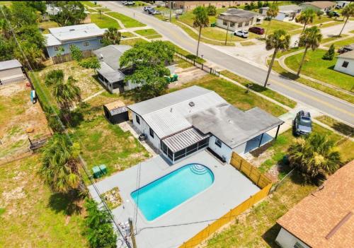 Fotografie z fotogalerie ubytování Cozy Little Villa in the Heart of Cocoa POOL HOUSE v destinaci Cocoa