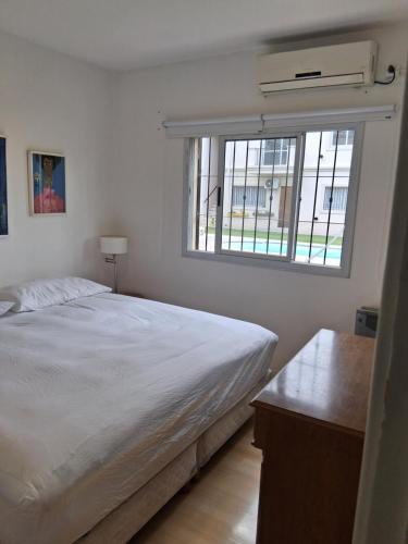 En eller flere senge i et værelse på Departamento con pileta