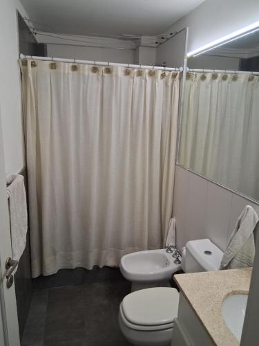 Et badeværelse på Departamento con pileta