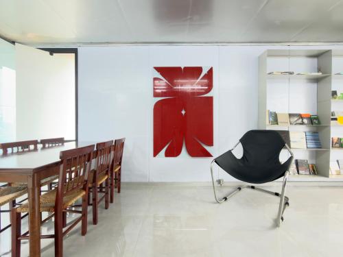 een eetkamer met een tafel en een stoel bij Casa Container Moderna com Vista da Natureza em Itajaí in Itajaí