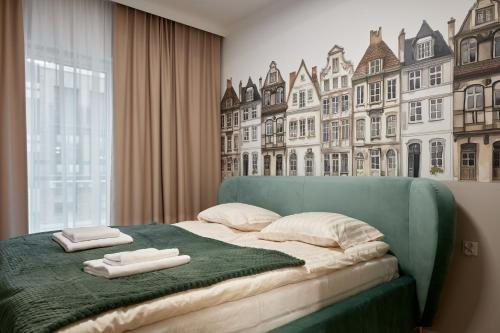 a bedroom with a bed with towels on it at Apartament Hugo - Stare Miasto - Garaż Gratis !!! in Elblag