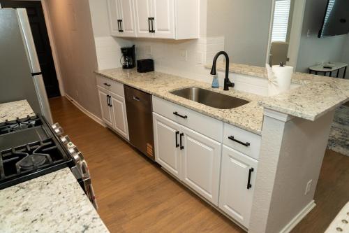 Una cocina o kitchenette en Keep Austin Weird - 12 mins to DT