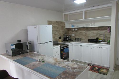 ครัวหรือมุมครัวของ 102 Batts Rock Beach Condos