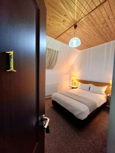 a bedroom with a large bed in a room at The Black Cat in Bran
