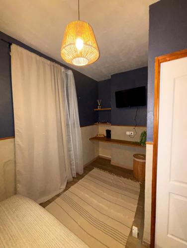 Nali Room في La Vespière: غرفة بسرير وستارة بيضاء